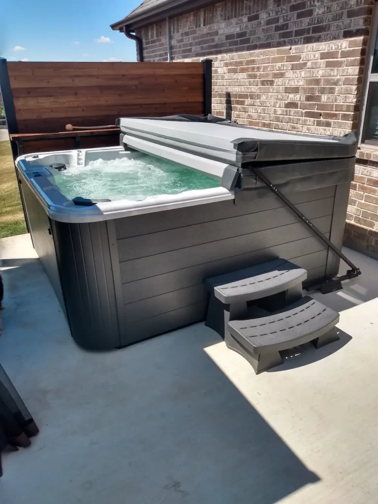 Vita hot tub with cover